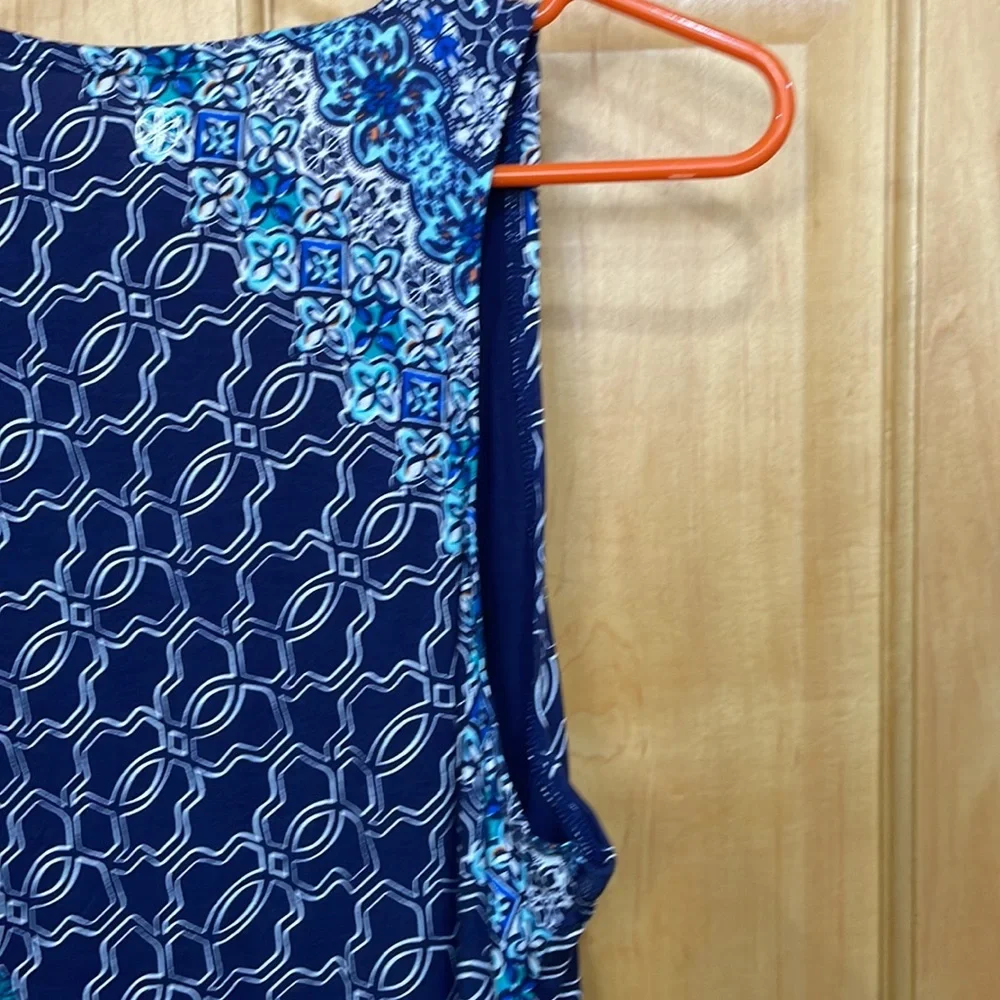 Gaiam blue floral v-neck athletic top size L - Picture 8 of 9